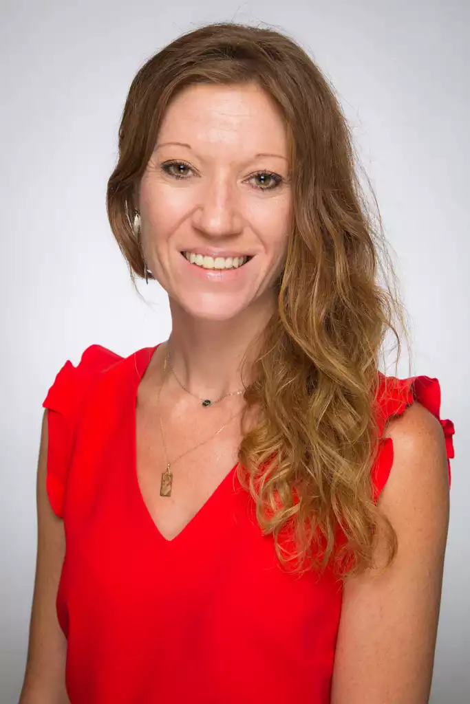 Isabelle Hugues, développeuse full stack expérimentée avec plus de 6 ans d'expertise professionnelle dans le domaine.